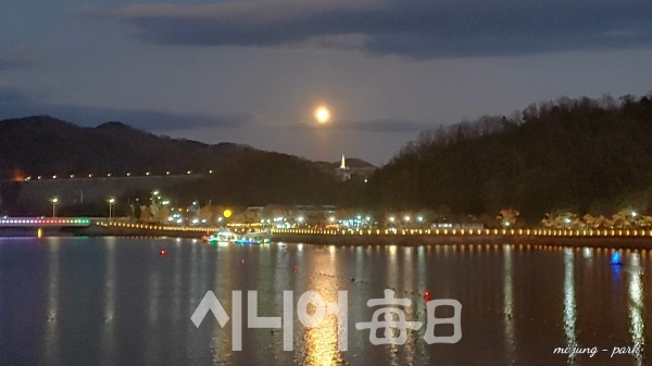 월영교에서 바라본 둥근 달이 아름답다. 박미정 기자