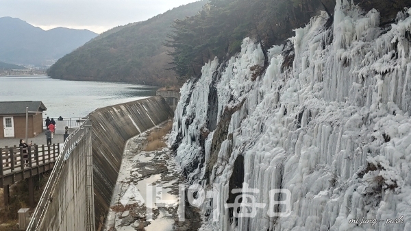 송해공원 얼음빙벽 너머 옥연지가 보인다. 박미정 기자
