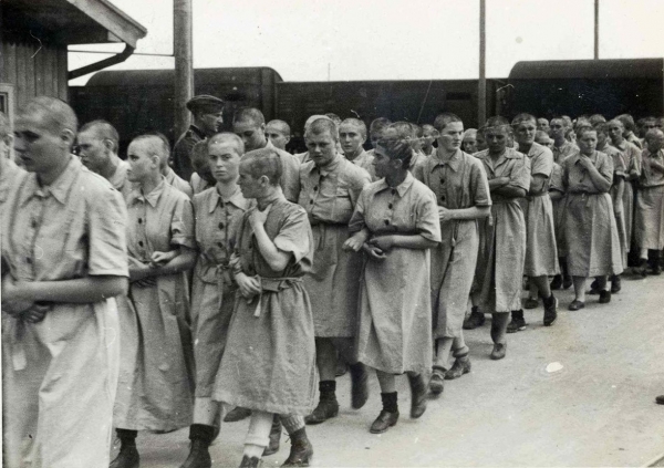 아우슈비츠(Auschwitz) 강제수용소에 수감된 여성수감자들의 일상모습이다. 모두 삭발된 모습이 처참함을 느끼게 한다. 1944년 5월에 촬영됐다. 위키백과