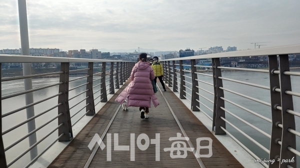 아양기찻길 다리위로 보이는 풍광이 아름답다. 박미정 기자