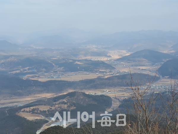 청송 비봉산 정상에서 보이는 신촌 방향의 산하와 청송교도소. 이승호 기자