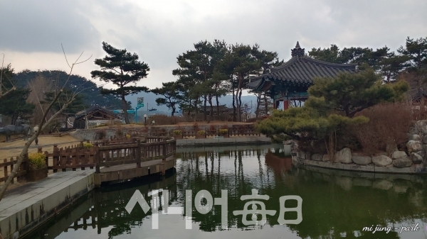 한국가사문학관 경내에 자리한 연못이 아름답다. 박미정 기자