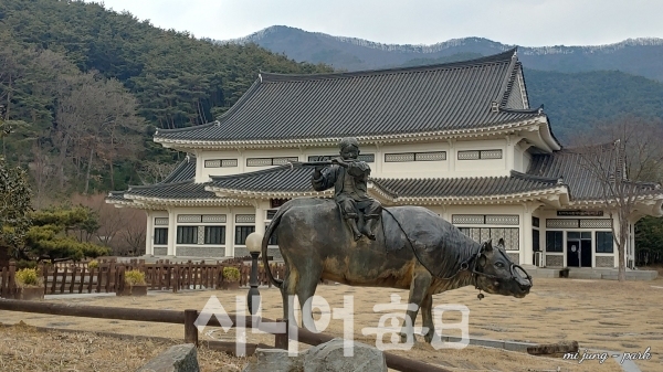 정철의 성산별곡에서 성산의 가을 풍경 속 피리부는 목동을 표현한 동상. 박미정 기자