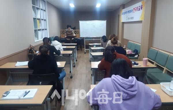 결혼이민자들의 한국어 수업 장면  윤필태 기자