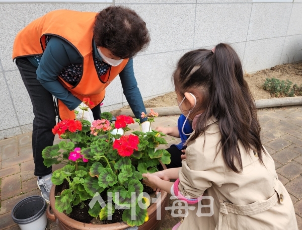 고사리손으로 꽃 모종을 심고 있는 어린이.     박영희 기자