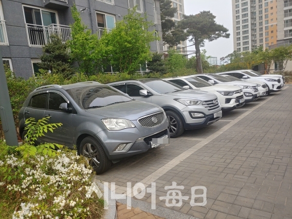 한 아파트 지상주차장에 SUV 승용차가 나란히 주차되어있다. 권오섭 기자