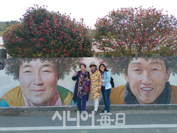 벽화앞에서 여행객이 사진을 찍고 있다. 박미정 기자