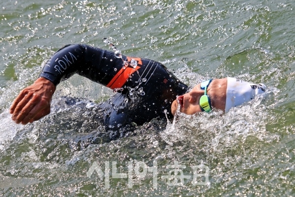 수영에 참가한 선수가 수성못을 힘차게 가로지르고 있다. 이원선 기자