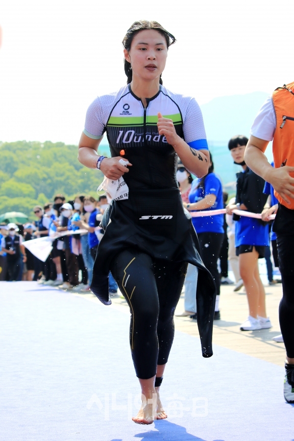 수영에서 1위를 차지한 여자 선수가 싸이클을 타기 위해 달려고 있다. 이원선 기자