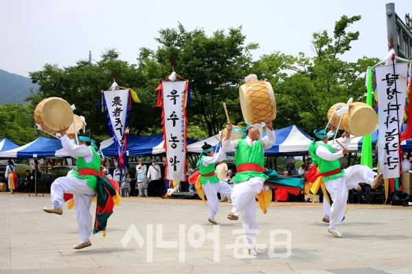날뫼 북춤을 추고 있는 모습. 이원선 기자