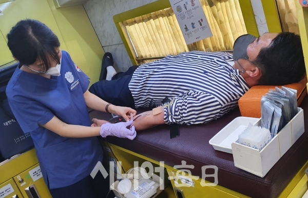 헌혈에 동참하고 있는 성서노인복지관 사무장 박규태.   박영희 기자