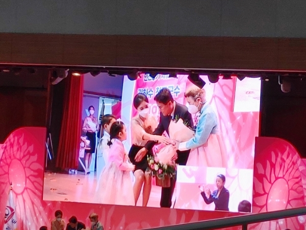 어머니와 함께 화동으로부터 축하 꽃다발을 받는 김하수 군수.  예윤희 기자