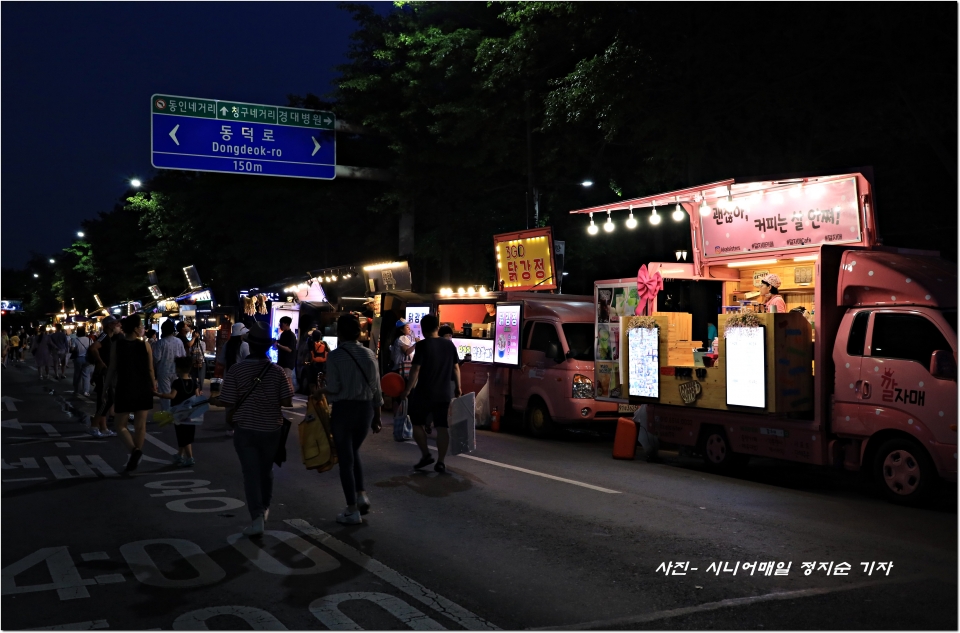 밤 늦은 사간에도 축제의 분위기는 이어져 도로변 차량 먹걸이로 시민들이 북적인다.
