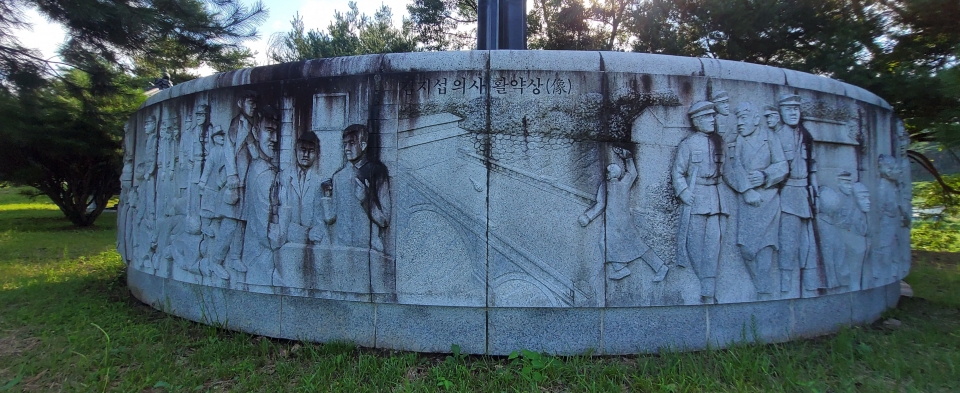 기념탑을 둘린 돌판에 김지선 선생 활약상이 부조되어 있다 이동백 기자