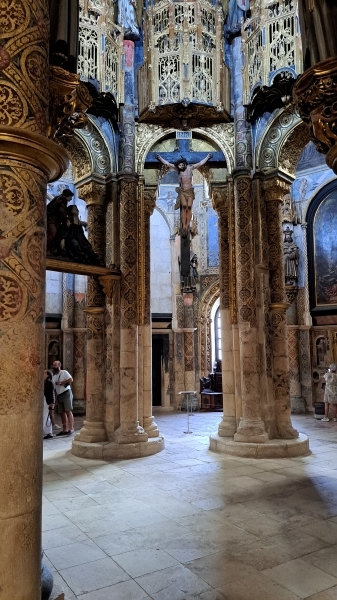 그리스도 수도원 내부의 독특한 기둥이 천장으로  이어진다. 강지윤 기자