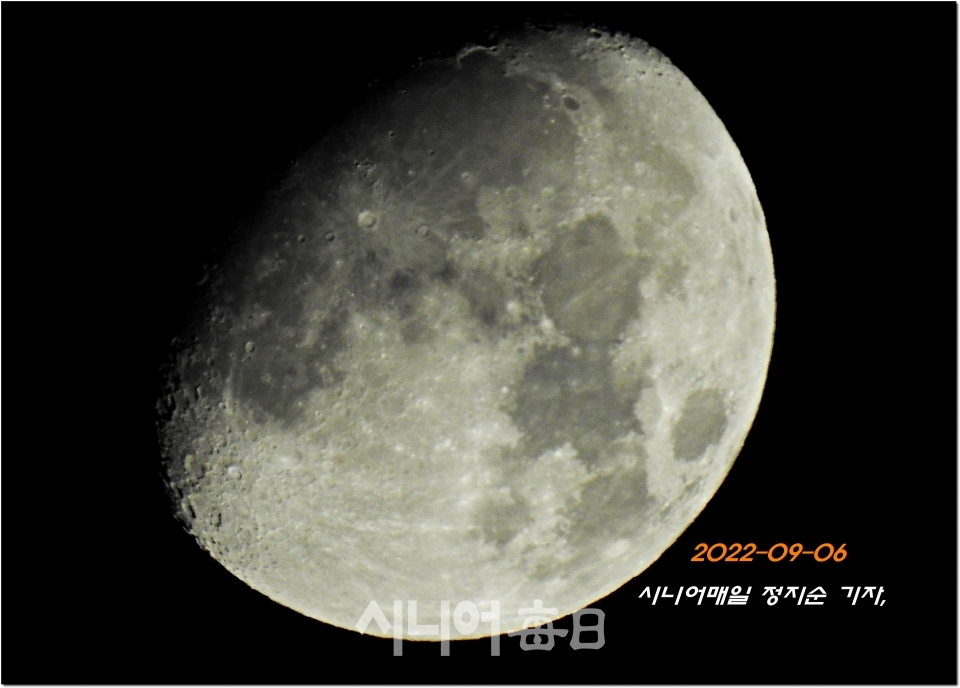 9월 6일 밤 수성구 만촌동 화랑공원에서 촬영한 상현달 전경.  정지순 기자