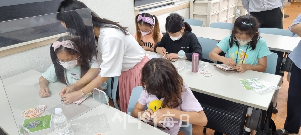 지난 9월 16일 대명초등학교 학생들이 양말제조 부산물인 양말목으로 컵받침을 만드는 새활용(upcycling) 작업 모습. 이배현 기자