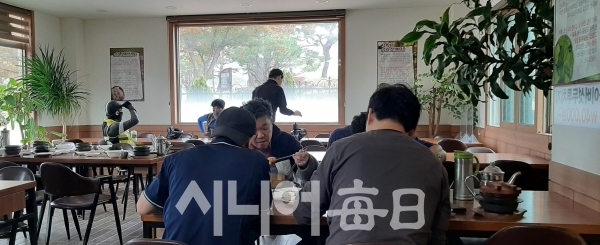 속리산 문장대를 찾아온 관광객들이 식사를 하고 있다. 이흥우 기자