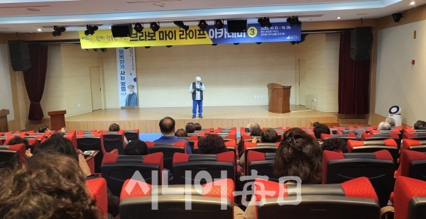 수성구범어도서관, 가수 김도향 초청 '행복하게 사는 법' 특강에 100여 명이 강좌를 듣고 있다.  정양자 기자