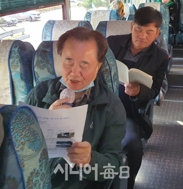 구석본 지도교수님이 차내에서 '이육사의 광야' 시 낭독을 하고 있다.