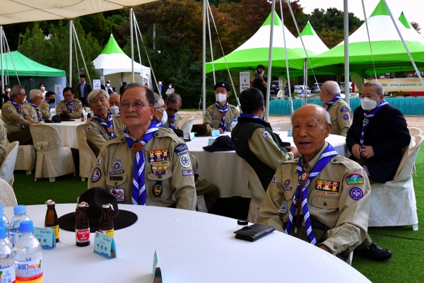 원로스카우트 테이블, 최고령 원로스카우트 박봉래(92세) 이사(오른쪽), 원로스카우트 행사에 빠지는 법이 없다, 이상문(대경스카우트 맨 클럽 대장) 사진작가