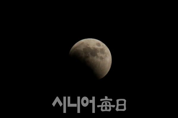 개기월식이 진행되고 있는 달의 모습. 이원선 기자