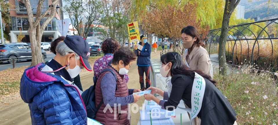 시민들이 환경나침반 회원들의 안내로 '탄소중립 실천 서명 운동’에 동참하고 있다. 이배현 기자