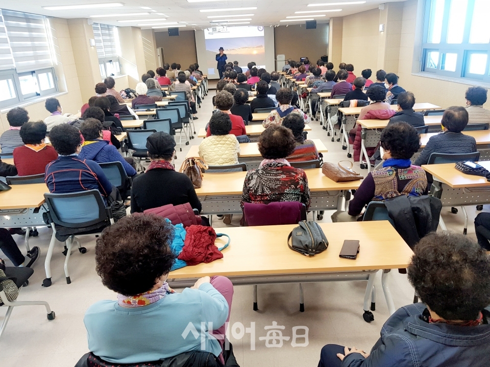 남구노인대학(학장 이영자) 학생들이 방종현 강사의 강의를 경청하고 있다. 이배현 기자