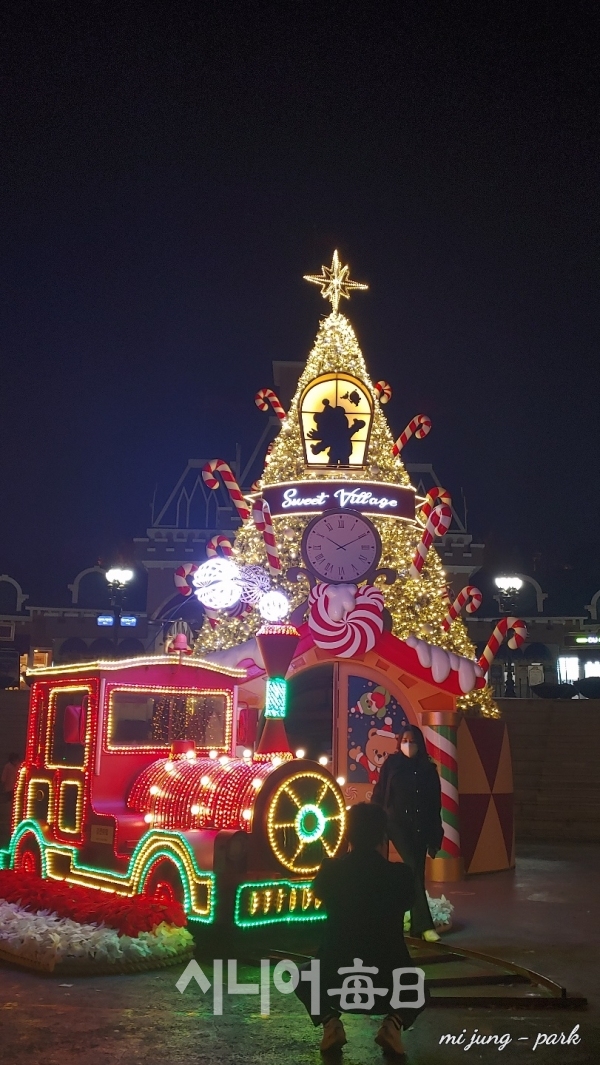 크리스마스 트리 앞에서 방문객이 사진을 찍고 있다. 박미정 기자