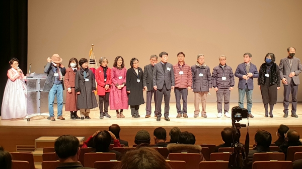 문인협회의성지부 권영호지부장과 회원들