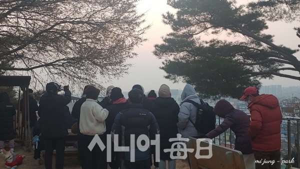 구암서원에서 일출을 기다리는 사람들. 박미정 기자