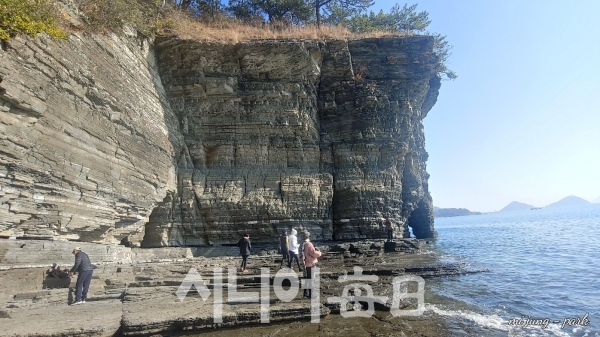 상족암 해식동굴을 찾은 방문객. 박미정 기자