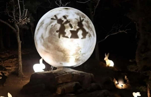 공원 맞은편 숲속 산책로에 설치된 조형물 보름달에는 밤이면 옥토끼가 떡방아를 찧는다.