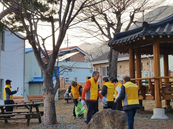 새마을발상지 기념관 광장 일대 자연보호 활동중.   예윤희 기자