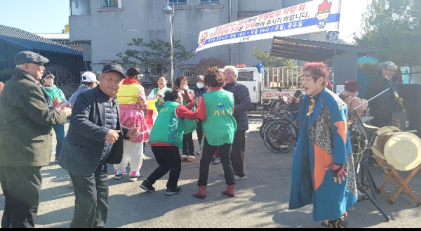 동명 노인회 회원, 새마을 부녀회 주민들과 한마당 흥을 춤추고 있다. 유무근 기자