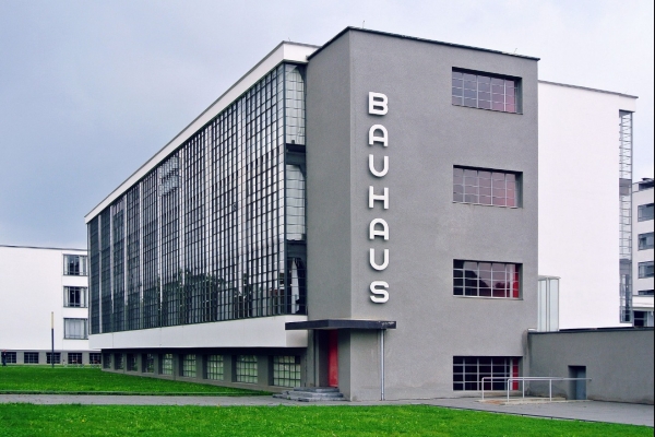 바우하우스는 1925년까지는 바이마르에 본거지를 두었다가 1932년에는 데사우로 옮겼고 베를린에서 문을 닫았다. 위의 건물은 데사우(Dessau)시절의 본관 건물이다. 위키피디아