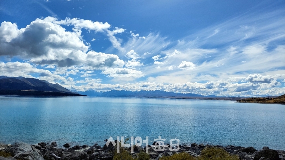 3월 10일, 8번 국도에서 80번 국도로 갈아타면 오른편에 푸카키 호수(Lake Pukaki)가 보인다. 빙하가 녹아 모인 물이 하늘 색깔을 띤다. 이철락 기자
