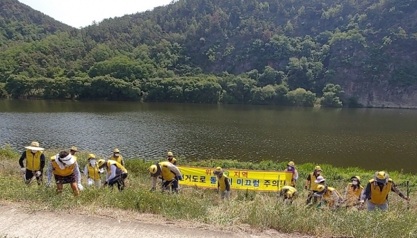 강창파크골프장 마을가꾸기봉사클럽 회원들이 구장 주변 환경정화 작업을 하고 있다.
