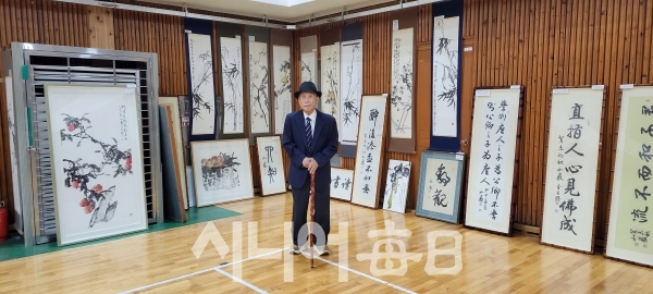 김재현 선생 작품 250점이 전시되고 있는 상원고 대강당   사진 =방종현 기자