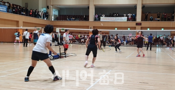 대회 이틀째인 4월 16일 수성국민체육관에서 60대 C급 여자복식에 참가한 선수들이 경기에 열중하고 있다. 이철락 기자