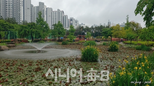 화명 장미공원에는 연못이 있다. 박미정 기자