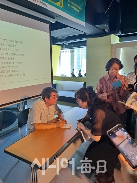 대구문학관 4층 세미나실에서 열린 안도현 시인 특강 후 독자들이 저서에 서명을 받고 있다. 김황태 기자