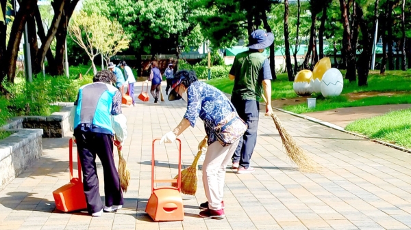 대불노인복지관 노인일자리 참여자 어르신들이 공원주변 구석구석을 다니며 깨끗하고,꼼꼼하게 청소를 하고 있다.