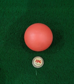 볼 마커를 먼저 놓은 다음 공을 집어 올리고, 원위치할 때는 공을 먼저 놓은 다음 볼 마커를 집어 든다.