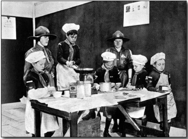 1920년 제1회 세계스카우트잼버리장, 스카우트 형들을 위하여 식사 준비하는 Wolf Cubs/ 유년대 대원들, 「The Jamboree Book, 1920」에서. 김영창 기자