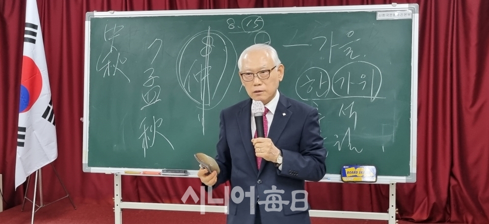 손세현 수필가가 19일 담수회 대강당에서 열린 한국인성대학원 주관 인문학 강좌에서 '생활속의 건강'을 주제로 강연하고 있다.