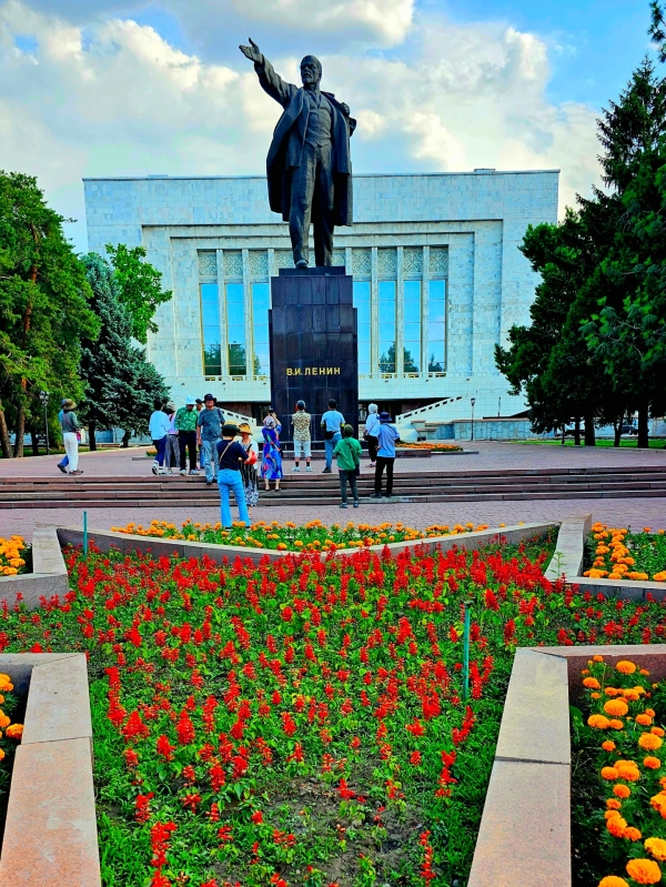 블라디미르 레닌 동상 2003년 광장 뒤편 국립역사박물관 앞으로 옮겼다고 한다. 한 시대를 이끌었던 혁명가의 가치도 광장의 뒤편으로 밀어내는 것이 역사의 도도한 흐름이다.