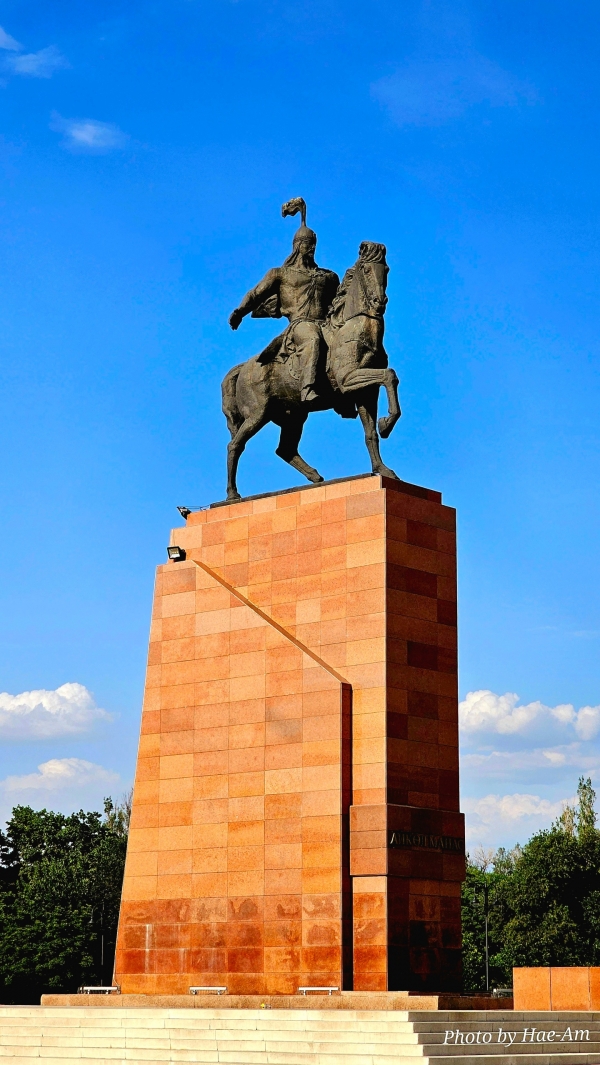블라디미르 레닌 동상이 있던 자리에 새겨진 영웅 마나스의 동상