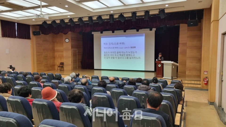 방종현 수필가가 대구대평생교육원에서 조선의 선비문화를 주제로 강의를 하고 있다. 이배현 기자
