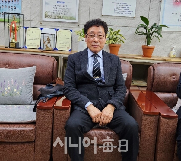 이점화 지방초등학교 총동창회장이 기자와 인터뷰에서 포즈를 취하고 있다. 이배현 기자